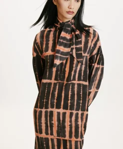Hot ROBE KIRU EN CRÊPE DE CHINE IMPRIMÉ - NOIR ROSE Femme Robes