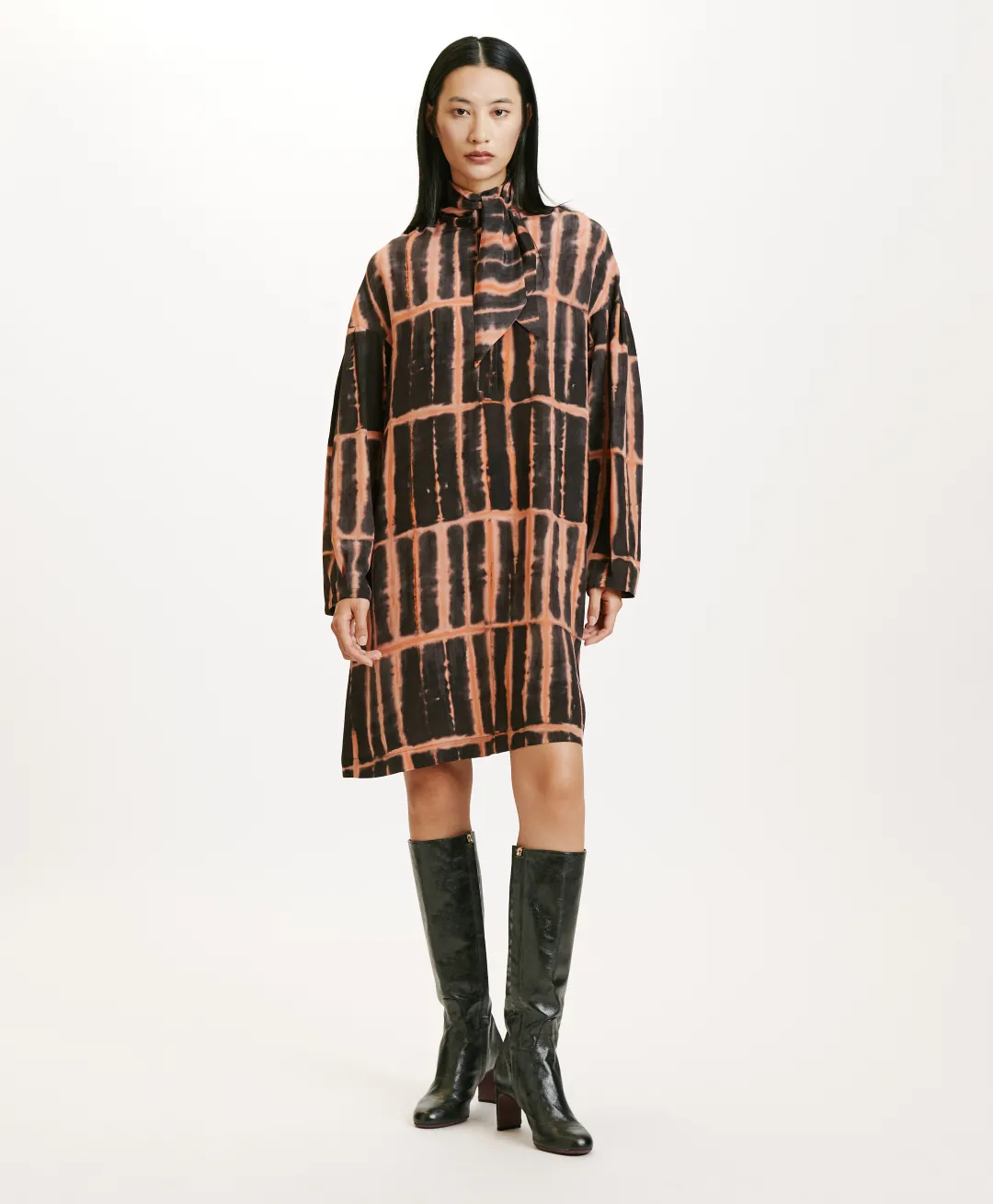 Hot ROBE KIRU EN CRÊPE DE CHINE IMPRIMÉ - NOIR ROSE Femme Robes